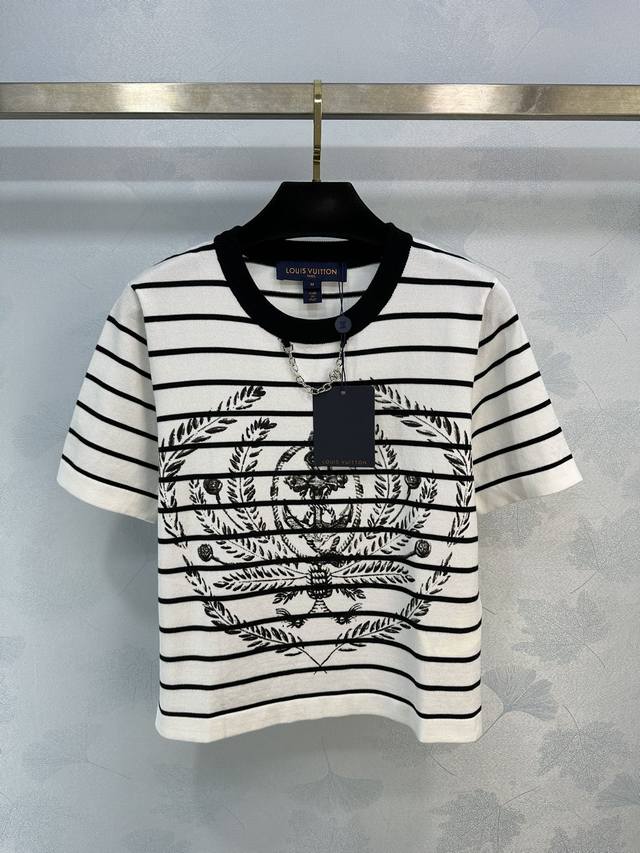 Louis Vuitto*夏季新款条纹徽章，麦穗针织t恤经典的黑白元素，简约又高级加上链条装饰特别有质感，非常适合夏季穿着 1色3码sml。